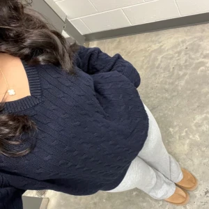 Mörkblå stickad  - Marinblå stickad från Ralph lauren rosa märke. Knappast använd inga fläckar eller sönder. Kan gå ner i pris vid snabba köp. Skriv privat för fler frågor 💕