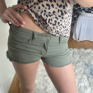 Mega Low waist jeansshorts 💓 - Jättefina jeansshorts från hm barn 😝😝 de är i storlek 140, passar ungefär XXS-XS 🎀🎀