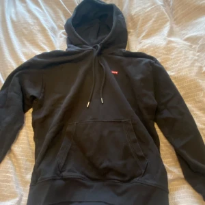 levis hoodie - Säljer en fin hoodie från levis som är i nyskick. Köpt för runt 500kr🩷