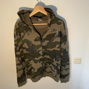 Valentino Camouflage zip - Säljer en snygg och stilren camouflage hoodie från Valentino. Äkthet garanteras! Storlek M. Skick 9/10. 🤝