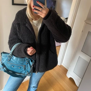 Teddyjacka - Så snygg svart Teddy jacka från HM🩷