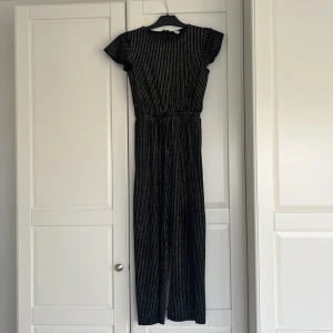 Byxdress  - Svart med gnistrade detaljer