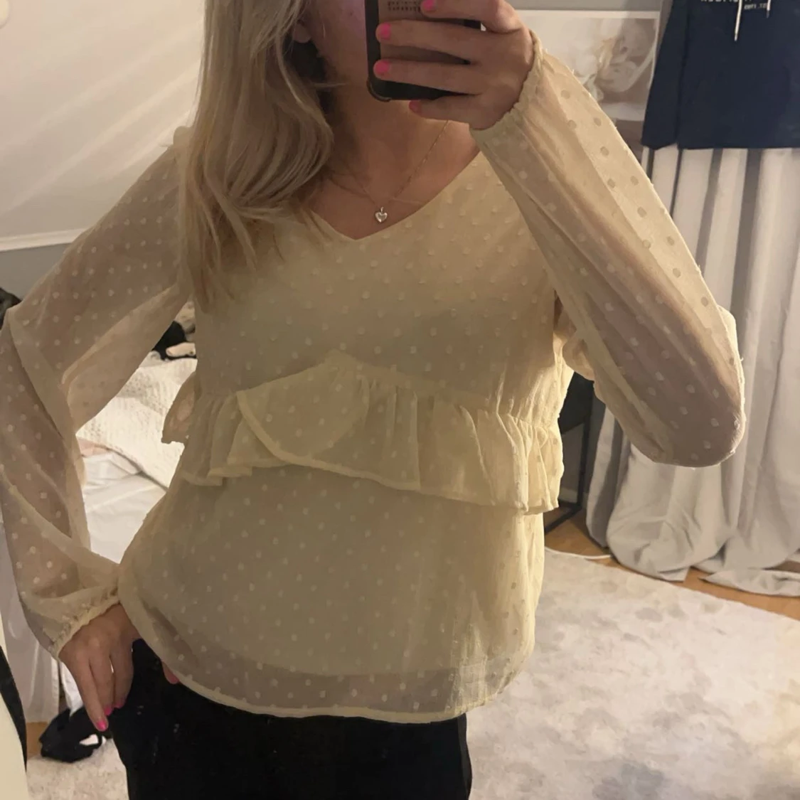 Beige blus med volangdetaljer