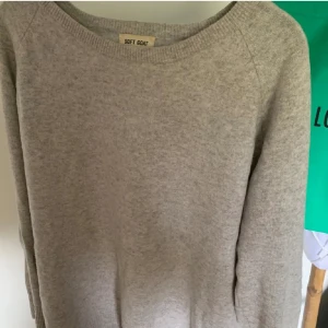 Soft Goat Kashmir tröja. - Bra skick, inga synliga slitningar. Nypris ca 3500kr, använd ett fåtal gånger.