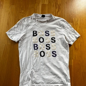 Hugo Boss T-Shirt - Snygg Hugo boss T-shirt i strl M