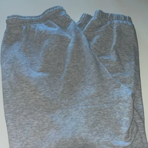 Gråa mjukisbyxor - Passar ej mig, bara testade 