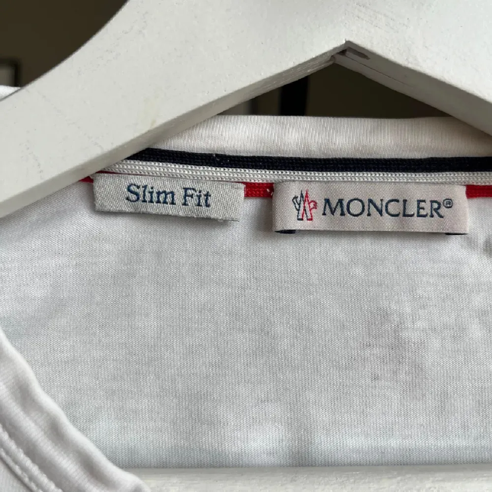 Riktigt snygg moncler t-shirt i riktigt bra skick. Passar storlek S och M. Taggar följer inte med. Nypris cirka 2200kr. Vid intresse eller fler bilder så hör bara av er🤙. T-shirts.