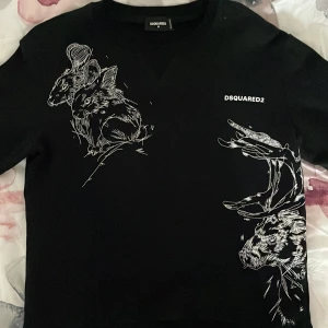 Äkta DSQUARED2 Tröja - Äkta DSQUARED2 Tröja. Fint skick, aldrig använt. Pris kan diskuteras.