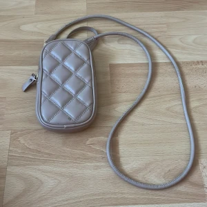 Mobilväska - En Mobilväska från h&m, bra skick. Kontakta mig innan köp då den ligger ute på vinted också!