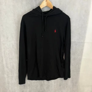 Ralph lauren hoodie  - Ralph lauren hoodie i fint skick! Modellen på bilden är 185 och bär storlek M