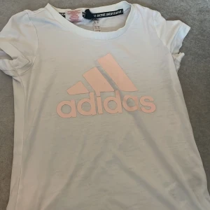 Adidas T-shirt  - Super fin vit rosa adidas T-shirt lite genomskinlig men man tänker inte på det💗frakt kan diskuteras 