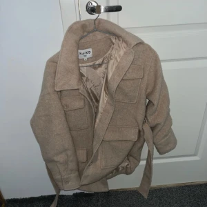  Beige medium, lång kappa -  Har bara endast använt den tre gånger och den är i god skick !🤗