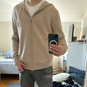 Kashmir zip hoodie - Kashmir zip hoodie från sayless i storlek S. Helt ny använd en gång. Väldigt bra skick. Säljer eftersom att jag inte tyckte den passar på mig. Skriv vid funderingar🙏🏻