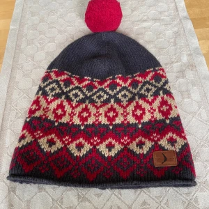 Stickad mössa - Stickad mössa från Boomerang, helt ny och oanvänd. Ull/bomull. 