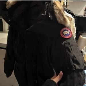 säljer denna canada goose jacka, andvänd en vinter men i fint skick och har inga synliga skador, lågt pris men äkta jag har bara ingen användning av den längre, köpt för 4000 på plick, pris kan diskuteras vid snabb affär, kontaka om fler frågor!