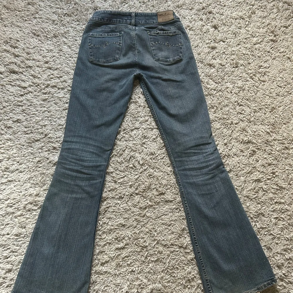 Snyggaste jeansen som inte längre kommer till användning😇 Midjemått är 76 cm och innerbenslängden 85 cm💞💞 Har små defekter längst ner men inget man tänker på. Pris kan diskuteras!. Jeans & Byxor.