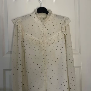 Blus  - Säljer en suuuper snygg vit prickig blus i str xs/s. Har små defekter men på de två sista bilderna kan man se att de finns fåtal små fläckar. Fläckarna KAN gå bort i tvätten inte provat och lovar inget 💕💕