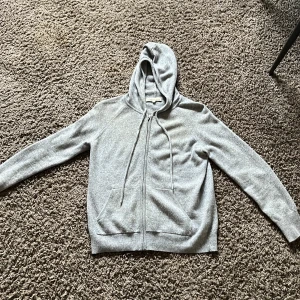 Kashmir kofta  - Säljer denna fina gråa Kashmir kofta från cosy cashmere. Koftan är använda och har ett litet hål längt fema vid värmen men lätt att fixa. Koftan är i storlek M och är så fin och mysig nu inför hösten.  Nypris 2095 kr, skriv även egna rimliga bud!🤩