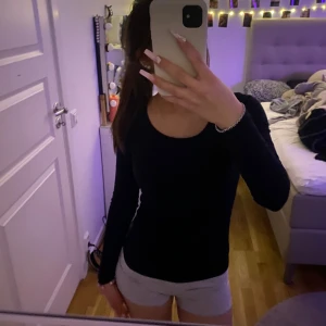 Långärmad tajt tröja - En snygg basic långärmad svart tajt tröja🖤