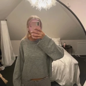 stickad tröja - grå stickad tröja från monki❤️