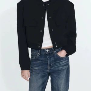 Bomberjacka Zara - Säljer denna populära slutsålda bomberjacka från Zara  Använd ca 6 ggr och är som ny  Nypris 999:- säljes för 300:- Storlek M