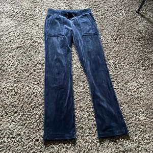 Juicy couture byxor  - Säljer denna ursnygga juicy couture byxor som är sparsamt använda men har råkat få något slags brännmärke på sig men som absolut inte märks alls när man har på sig byxorna. Färgen är marinblå och storlek XS. Är 1,60 cm långt och passar perfekt✨🤩