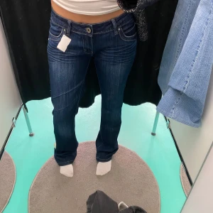 Low waist jeans Vs miss - Säljer dem här jättefina jeansen från Vs. Miss som är i jättefint skick och andvända 1 gång. Säljer då dem inte kommer till användning. ⭐️Jag har storlek 38 och de passar mig. 