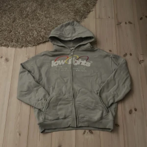 LowLights Hoddie  - Riktigt skön hoddie🔥 Lite stor i storleken  Väldigt snygg design  Skick 10/10