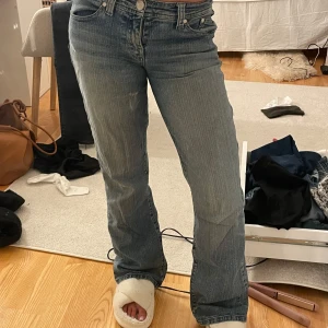 Lågmidjade bootcut jeans - Lågmidjade bootcut jeans från märket Boston, står ingen storlek men de passar mig som är 160 och brukar ha 36 i jeans, förutom att de är lite långa på mig❤️