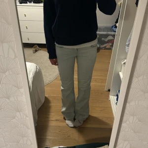 Jeans - Jättesnygga jeans från h&m. Jag älskar dem men jag råkade spilla textilfärg på dem så det inte går bort. 😭😭😭säljer dem här, men även så kan jag köpa om någon annan har ett par liknande!!! 