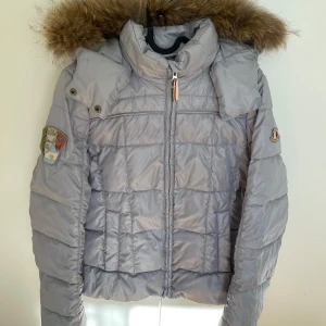 Dunjacka - Dolomite, strl S - Fin jacka från Dolomite i storlek S.  I mycket fint skick. Inga fläckar eller liknande.   Fyllning: 80% dun 20% fjäder