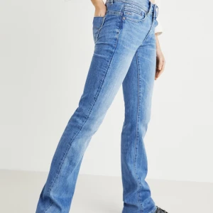 G-star - Säljer dessa jätte fina jeans från G-star💕 de har tecken på andvänding men är fortfarande i väldigt bra skick! Jag är 162 och jeansen är liteee långa på mig! Storlek: 25/32. Skriv för fler bilder! Nypris: 1100