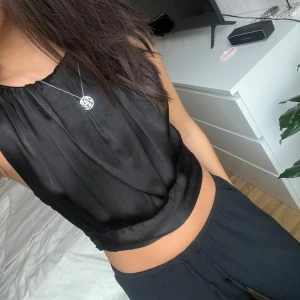 Satintopp - Säljer svart satintopp från Zara i bra skick, endast använd fåtal gånger!