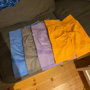 Tränings shorts med scrunch - Från Shein. Mycket bra skick. De blåa är använda en gång annars är de andra oanvända. 200kr för alla eller 60kr/styck.