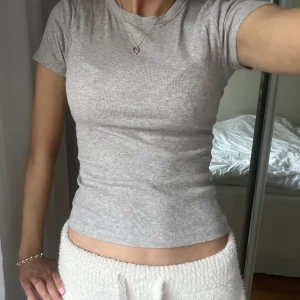 Tshirt - Jättesnygg ribbad T-shirt som formar sig efter kroppen💖💖💖grå/ecru färg