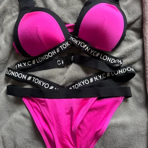 Rosa bikini - Rosa bikini från NewYorker. Gissar på storlek 75B i överdelen och S i underdelen. Använd max 2-3 gånger. Bra material