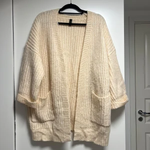 Oversize cardigan - Oanvänd oversize cardigan ljus rosa/beige, storlek S/M, pris 250kr. 