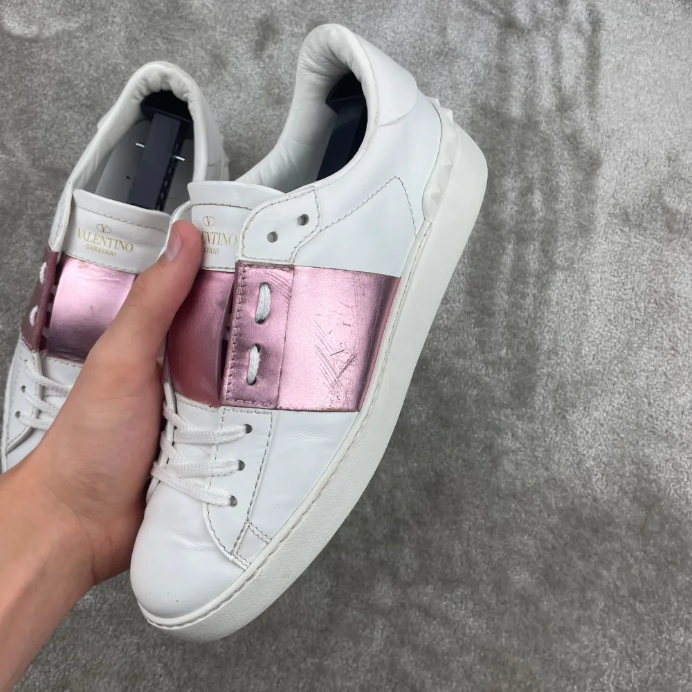 Valentino open sneaker | Skick: 8/10 |  Storlek: 38 | Pris: 2199 kr | Tillbehör: inget | Fler frågor? Hör av dig isåfall!. Skor.