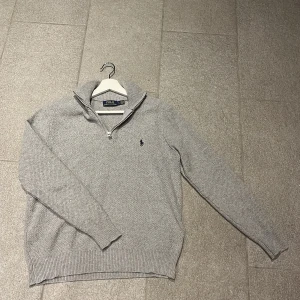 Ralph lauren stickad tröja - Säljer en riktigt snygg raffe tröja som jag verkligen inte vill sälja men kan inte ha eftersom den inte passar mig. Tröjan har inga hål eller liknande defekter.  Priset vid snabb affär kan diskuteras så skicka ett prisförslag!  ETT KAP!