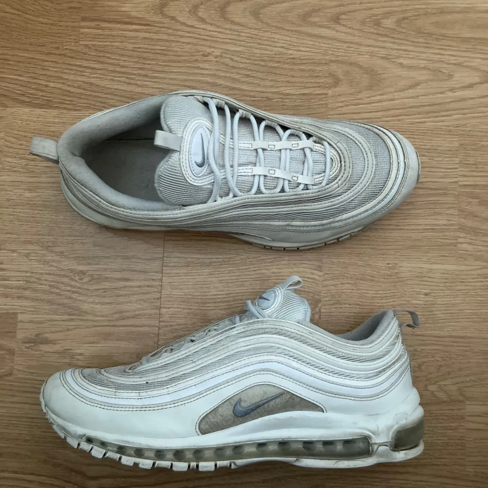 Säljer mina Air Max 97 då jag har köpt nya skor. De är lite söndriga och de är lite smutsiga. De är väldigt sköna och passar till det mesta.De är storlek 46 men passar 44. Pris kan diskuteras. Skor.