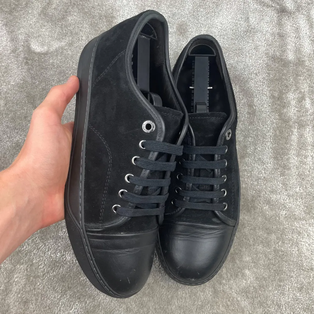 Lanvin cap toe | Skick: 8/10 |  Storlek: uk 5, fits 40/41 | Pris: 1999 kr | Tillbehör: box, två dustbags | Fler frågor? Hör av dig isåfall!. Skor.