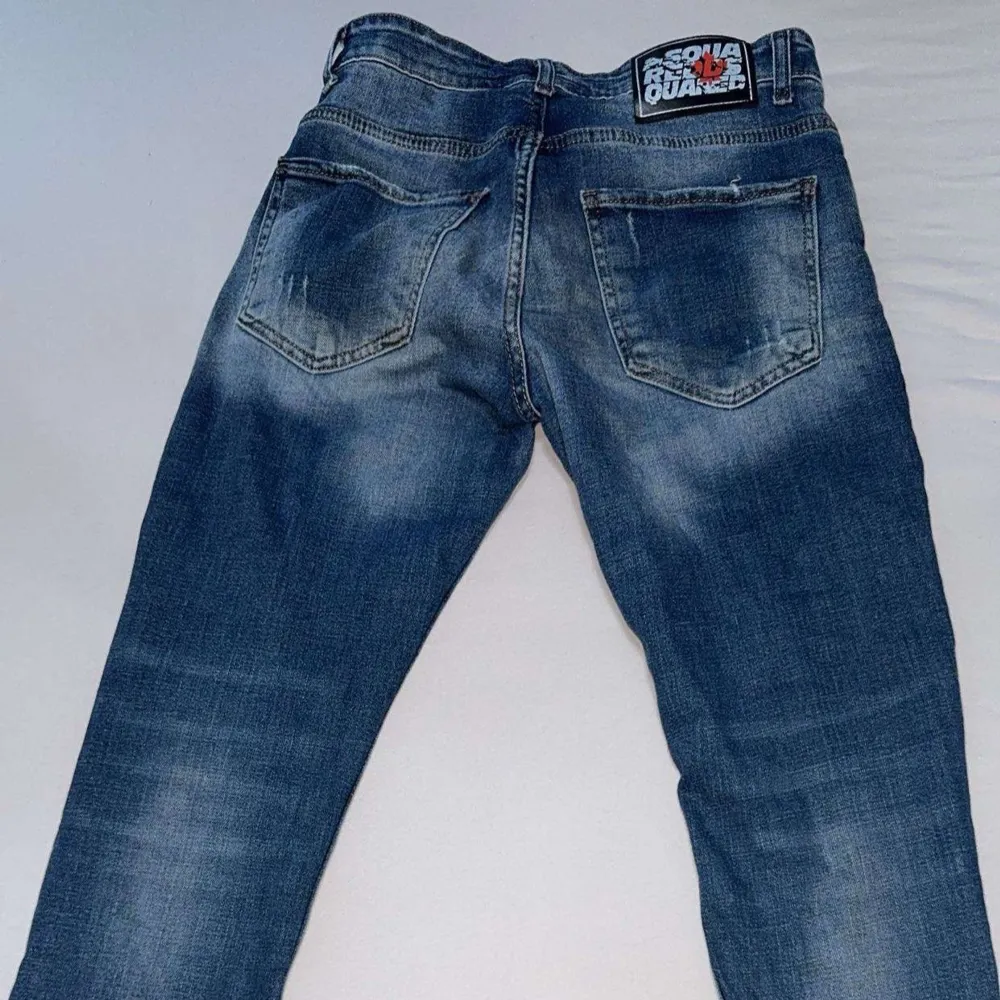 dsquared2 i bra skick bara andvända 2 gånger, storlek 42 pris kan diskuteras vid snabb affär. Ny pris ligger på ungefär 4-5 tusen. Jeans & Byxor.