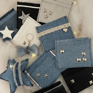 Korthållare i jeans💙 - Våra korthållare är gjorda på 100% återanvända jeans.👖 De finns i fyra olika designer men det finns även möjlighet att själv designa sin egen.🧵⚡️ Produkterna kommer vara köpbara från den 10 November✨🙌🏼