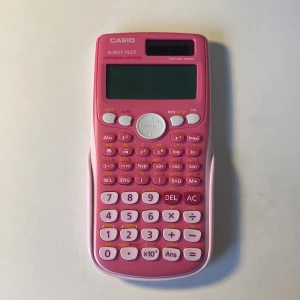 Grafräknare Casio fx-85GT Plus - Jättefin räknare i rosa i fint skick, märks inte att den är använd, fungerar som den ska