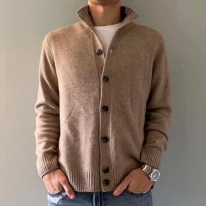 Kashmir Cardigan - Strokesmans - Storlek L, passar M - 100% Kashmir - Skick 8.5/10 - Nypris: ca 3000, vårt pris: 1099 - Modellen är 178