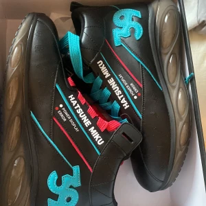 officiella hatsune miku skor! (oanvända) - helt nya och oanvända! storlek 41 och är officiella. pris går att diskutera, bara att höra av sig!