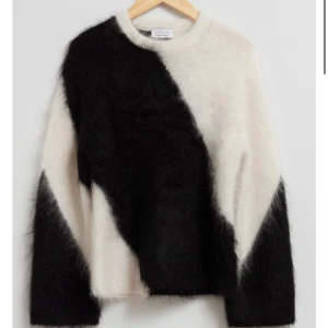 Svart och vit stickad tröja - Intressekoll på den populära stickade tröjan igen Other Stories!!! Usprungspris är 1300!