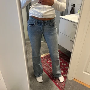 Jeans - Jeans från Brandy Melville. Ett märke precis vid knappen men annars bra kvalitet!