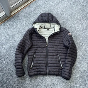 Colmar jacka - Säljer denna sjukt feta colmar jacka. Size S. Skick 9/10. Kan gå ner i pris vid snabb affär. Hör av dig vid minsta fundering!🤩