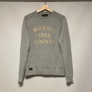 Morris sweater - Morris Cooper Oneck sweater Small slim fit // bra använt skick utan tydliga defekter // mått- Längd: 64 cm. Pit To Pit: 50 cm. Ärmar: ca 60 cm. Höfter: 41 cm. // Fråga gärna vid funderingar 